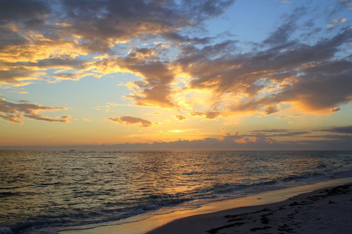 beach in lido key beach